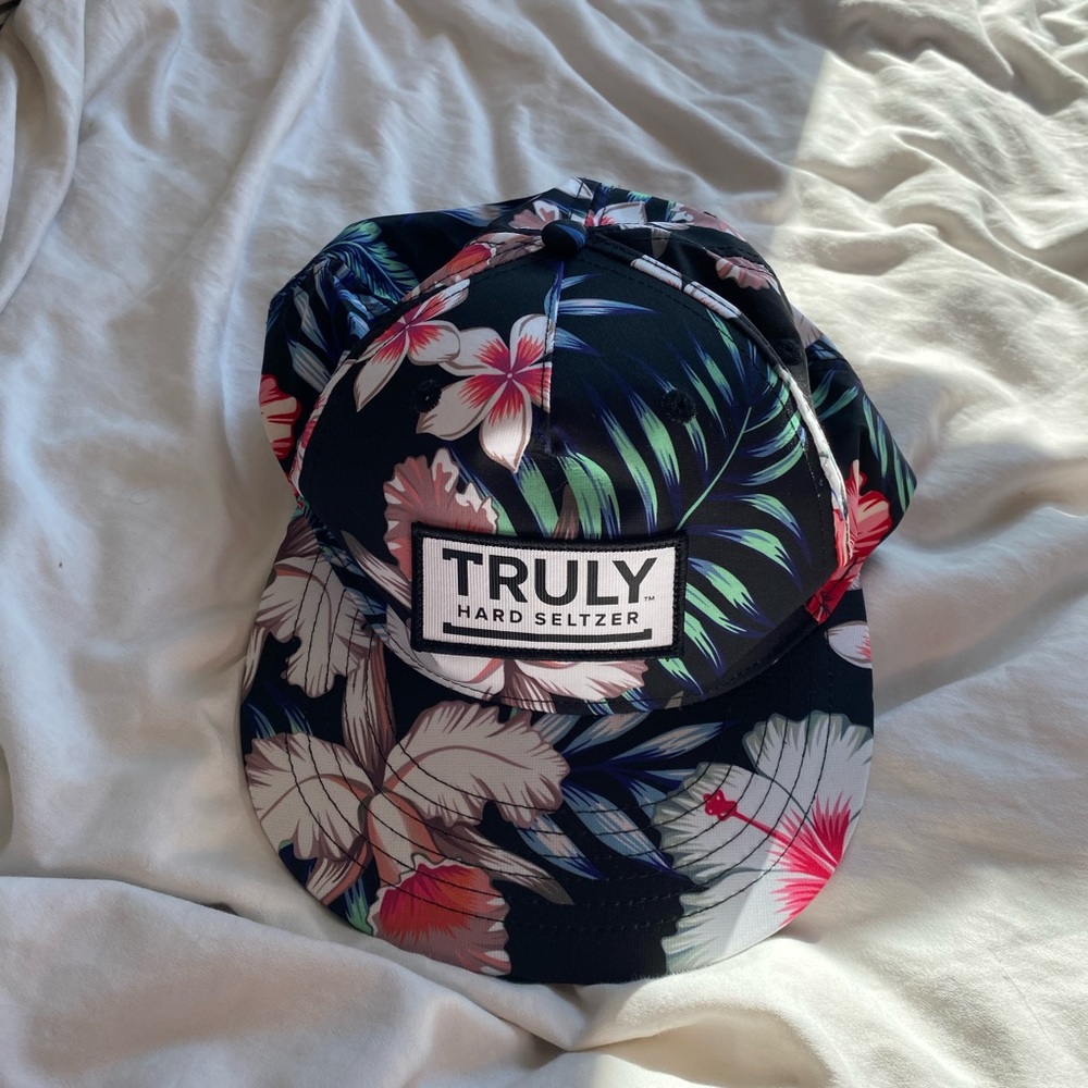 Truly hard seltzer hat Hawaiian